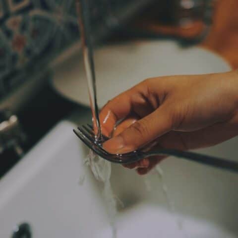 por que no lavar trastes estas de visita