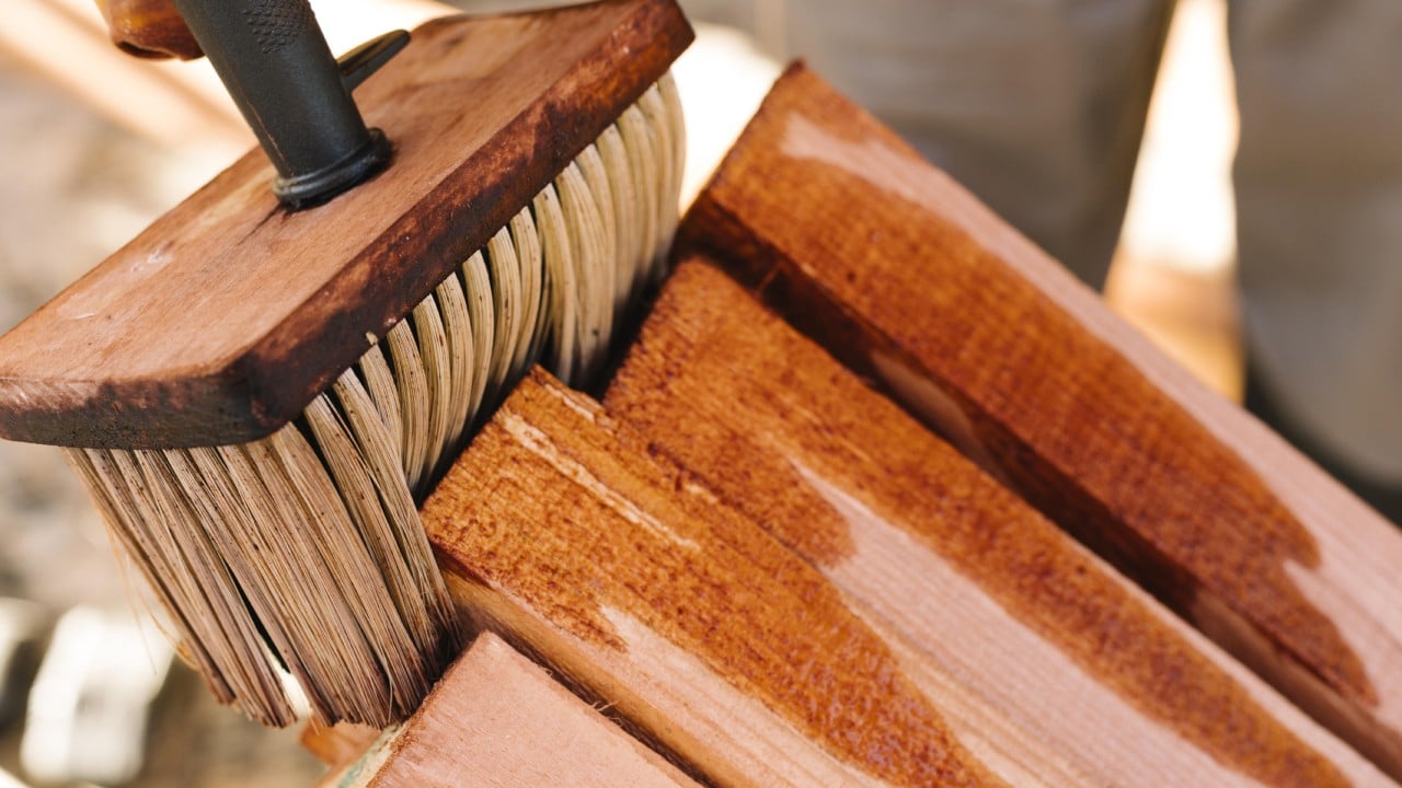 Cómo hacer barniz casero para madera