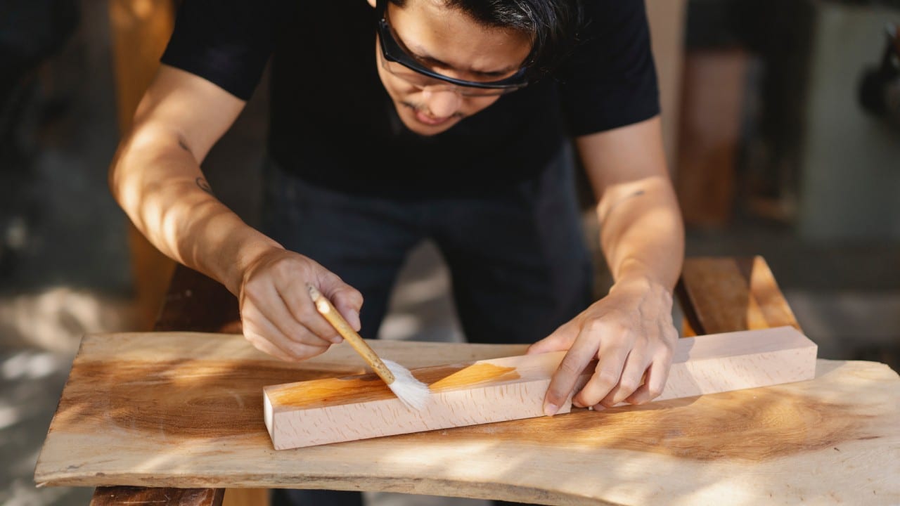 Cómo hacer barniz casero para madera