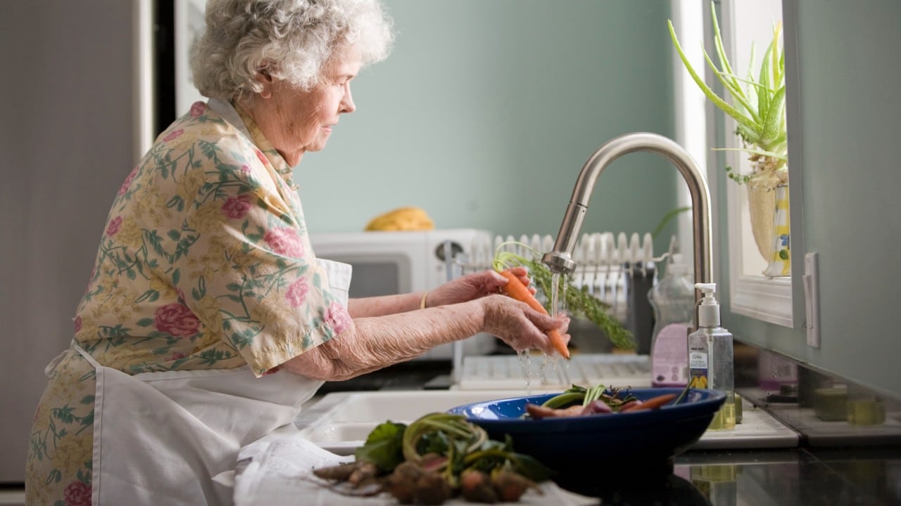 No debes lavar frutas y verduras con jabón