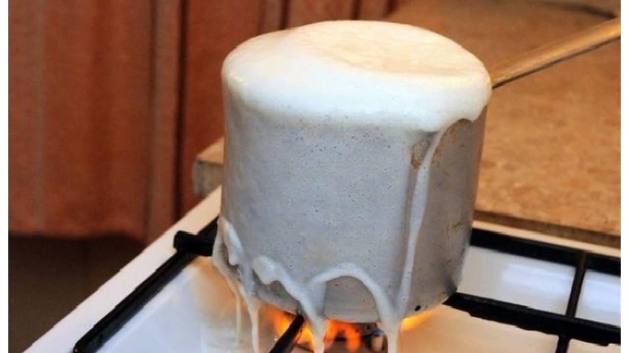 Quitar leche quemada de la estufa