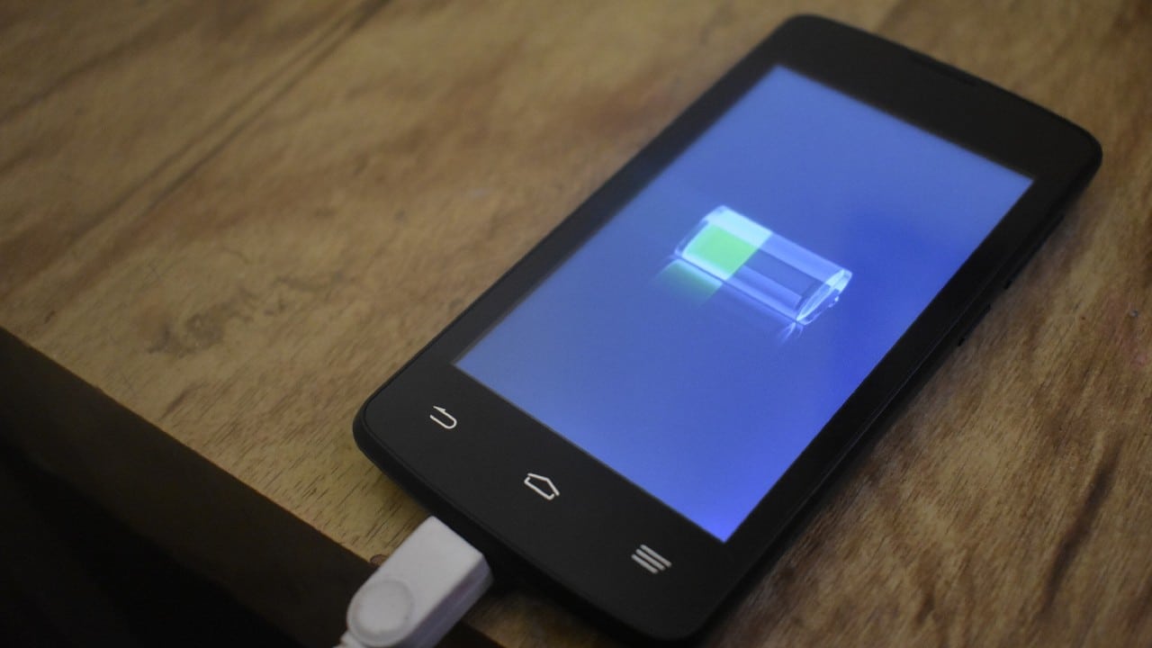 Truco para cargar tu celular con una papa