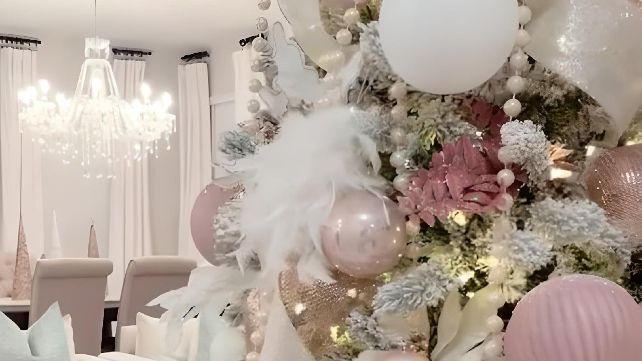 rosa en arbol de navidad