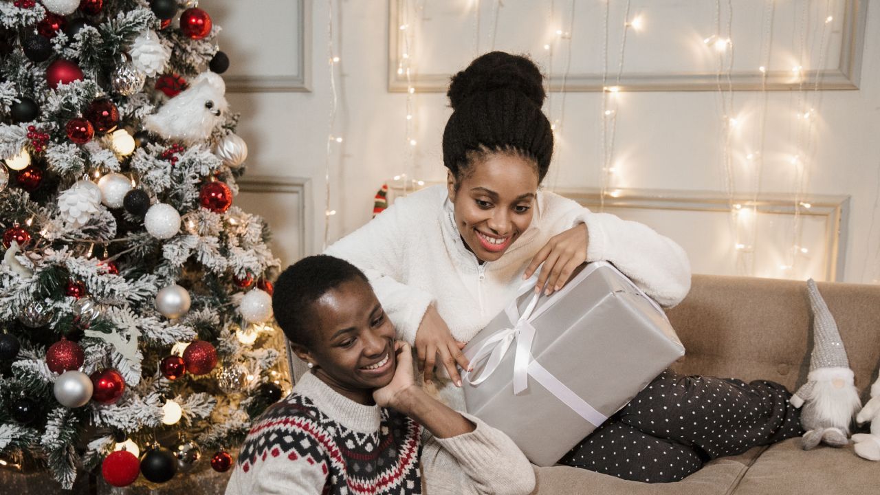 Cómo nevar un árbol de Navidad con bicarbonato