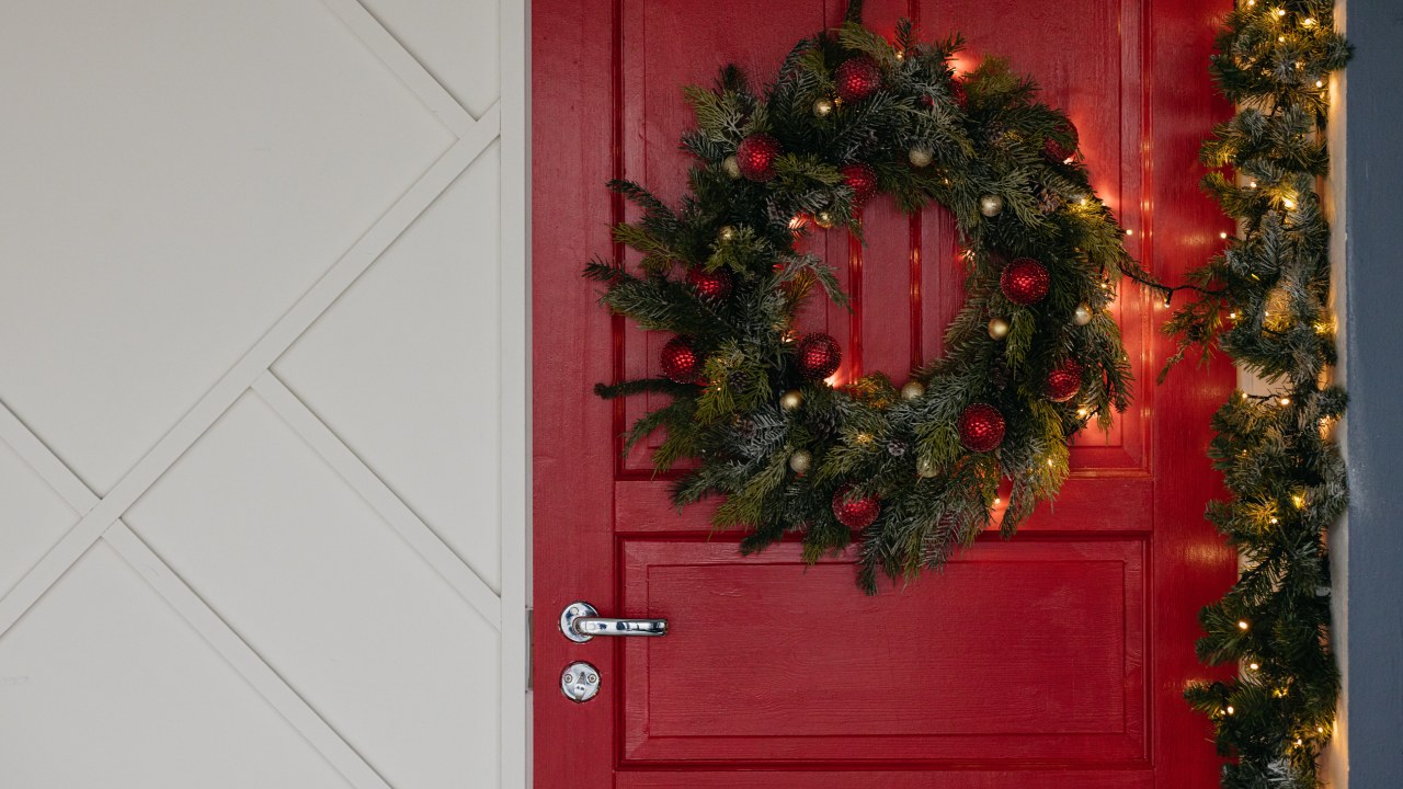 Corona navideña en la puerta