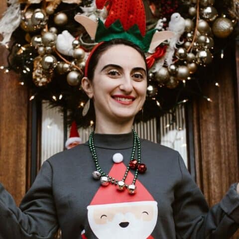 personas que decoran antes de Navidad