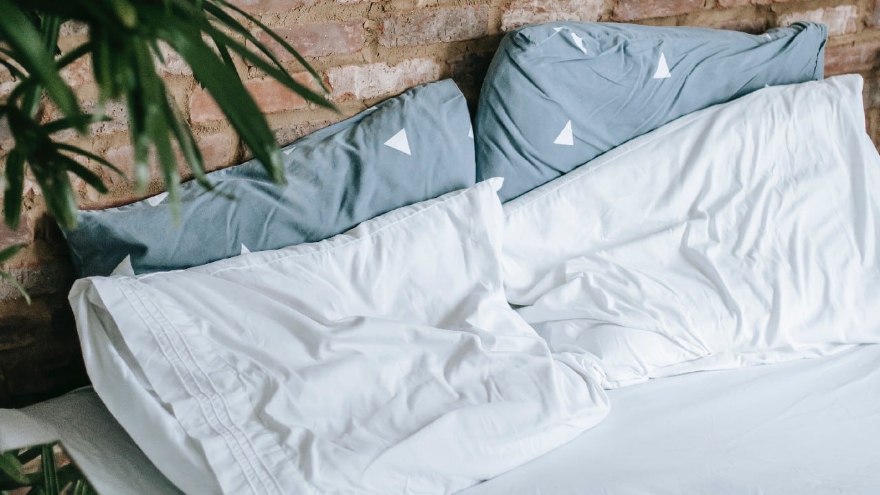 mama lleva colchon en camion