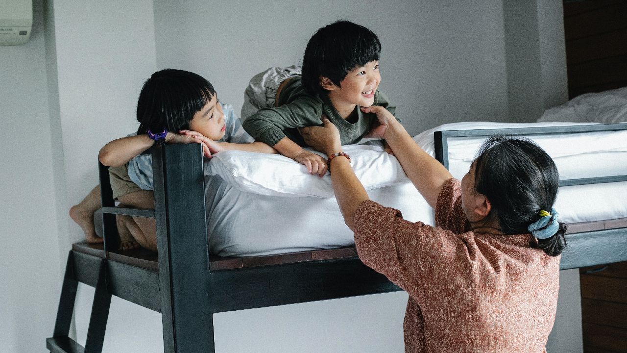 mujer lleva colchon en autobus