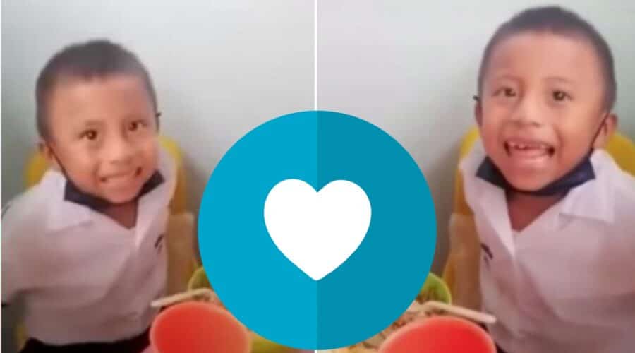 Niño le guarda parte de su lunch escolar a su mamá