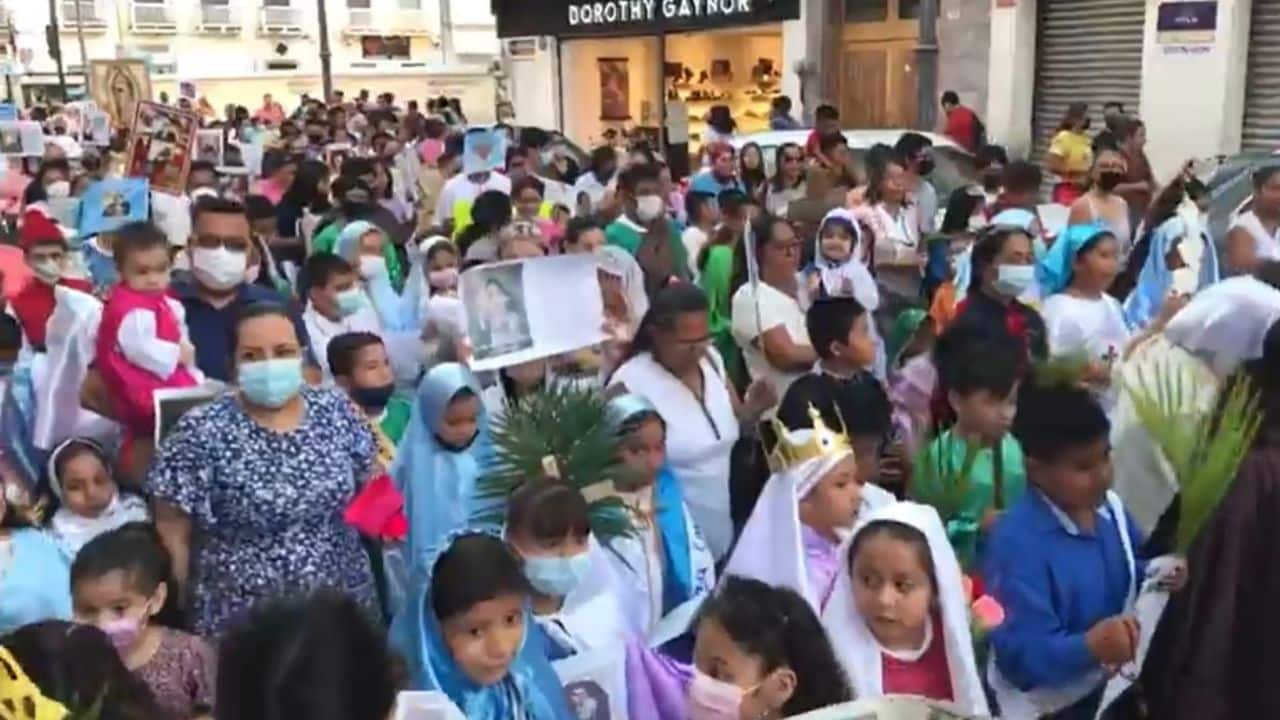Niños desfilan en contra de Halloween