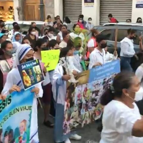 Niños desfilan en contra de Halloween