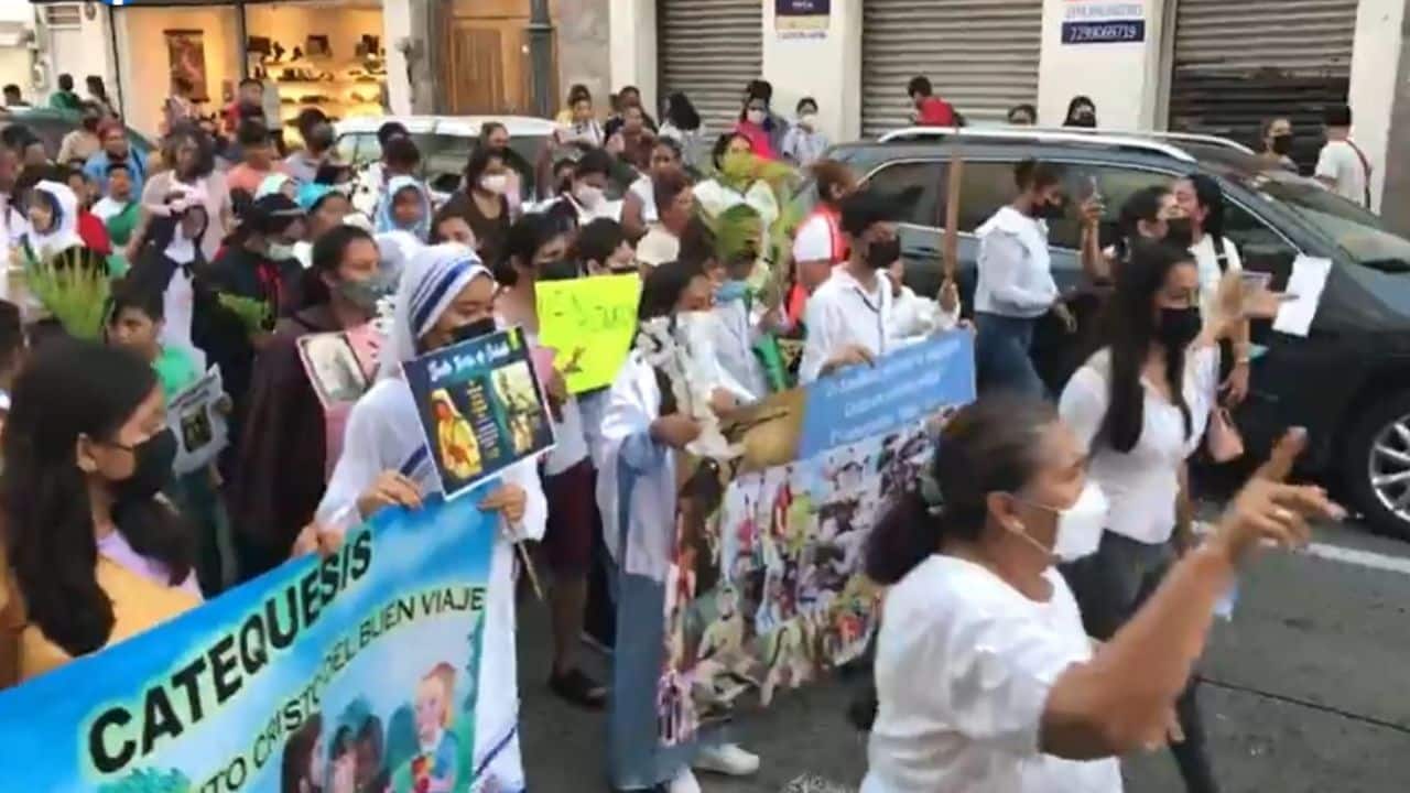 Niños desfilan en contra de Halloween