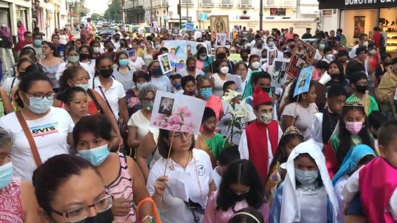 Niños desfilan en contra de Halloween