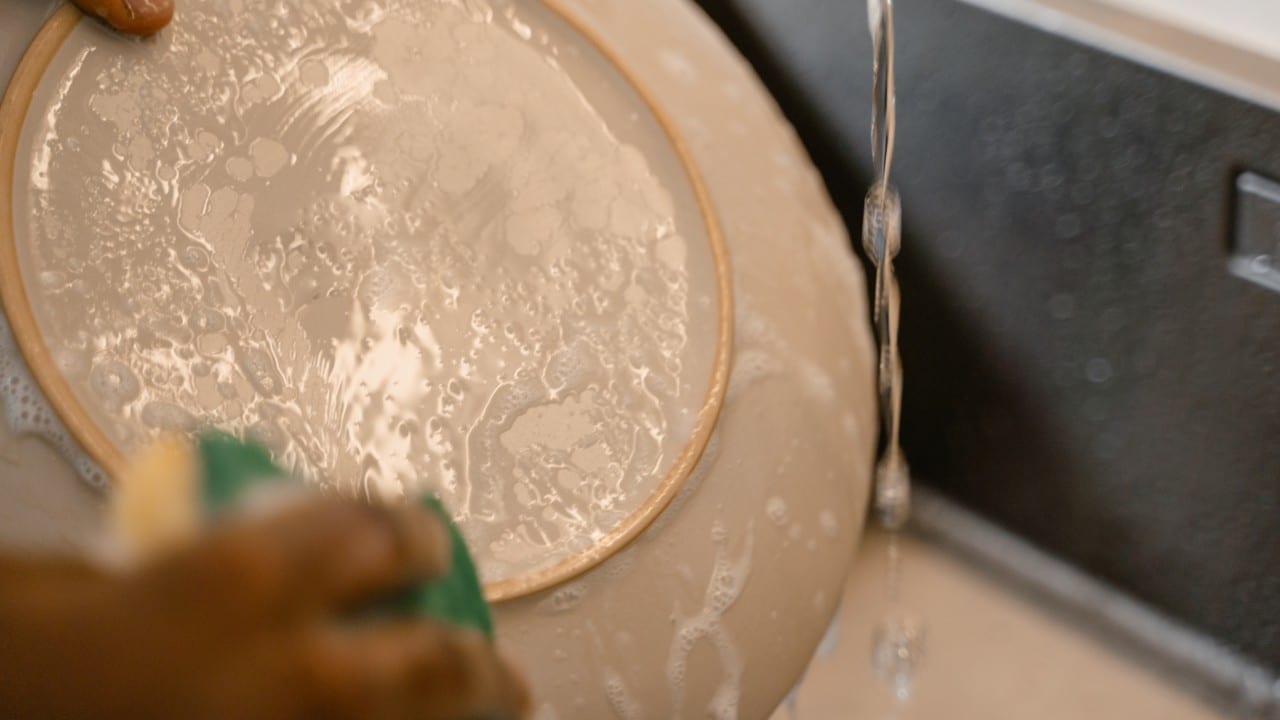 Por qué no debes lavar los trastes con esponja