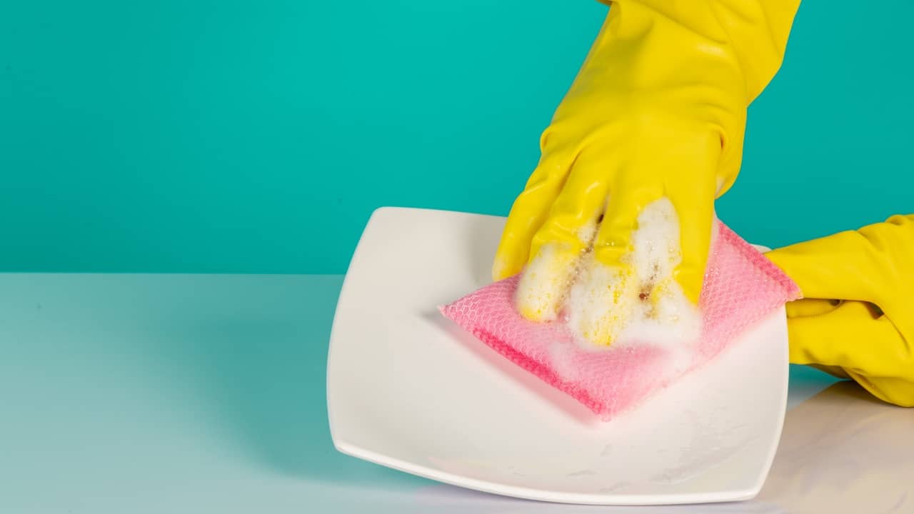 Por qué no debes lavar los trastes con esponja