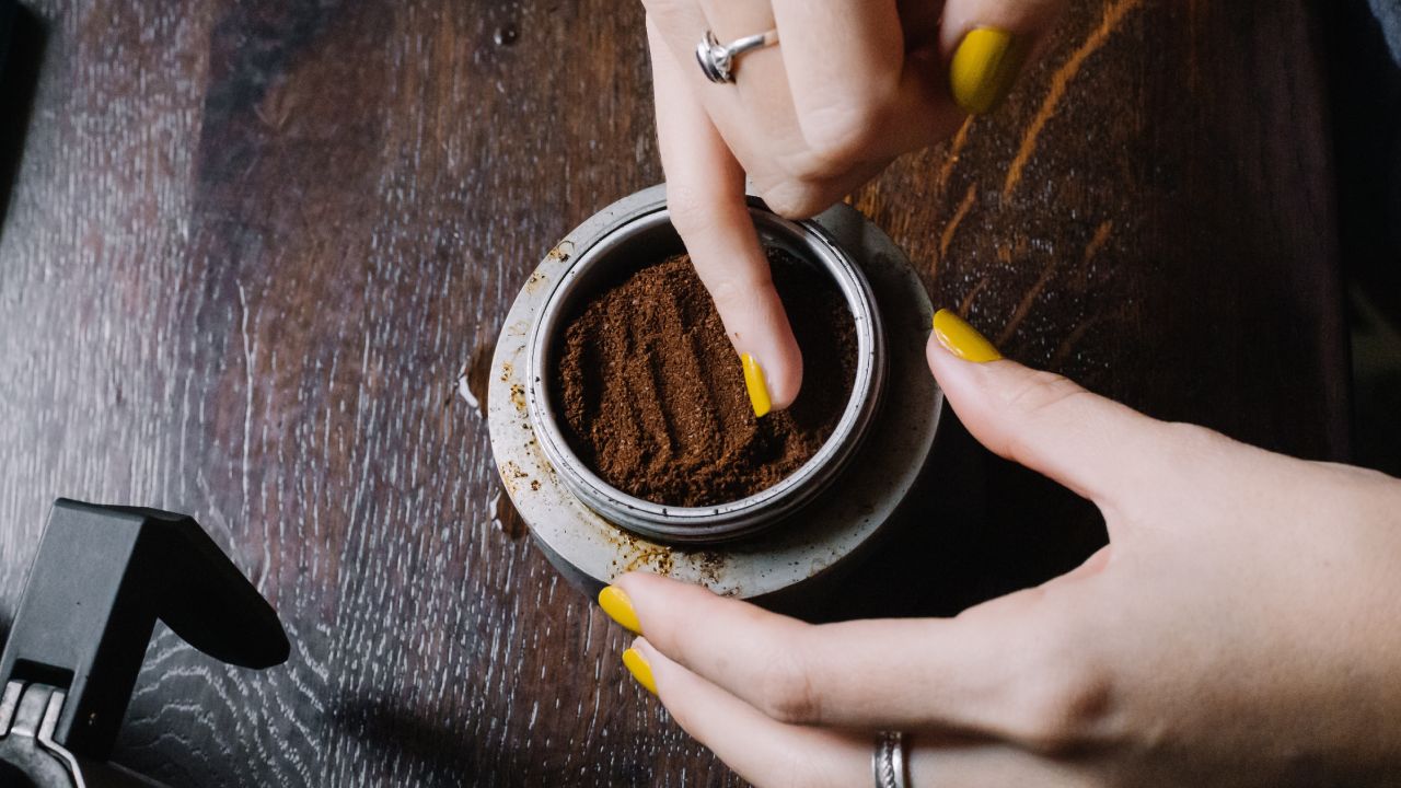 café para ahuyentar moscas y cucarachas
