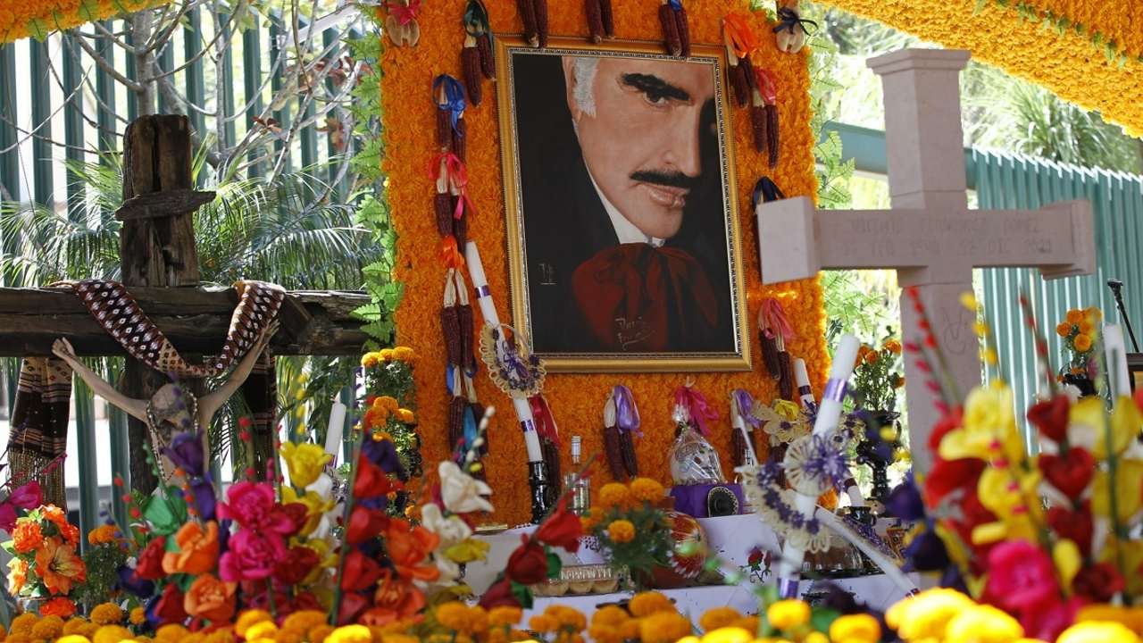 altar en honor a Vicente Fernández