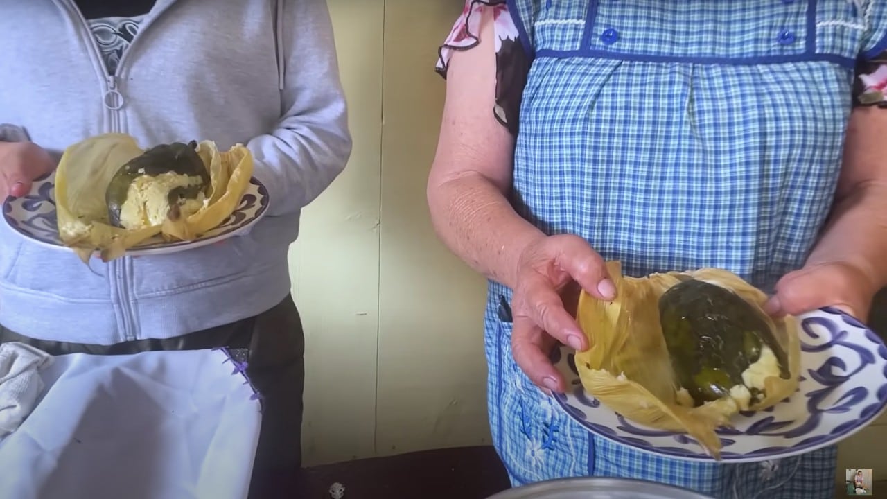 chiles rellenos de tamal navidad