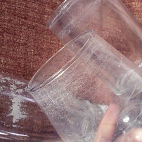 quitar el agua dura de los vasos de vidrio