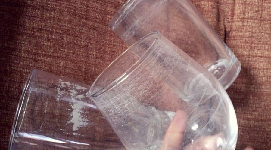 quitar el agua dura de los vasos de vidrio