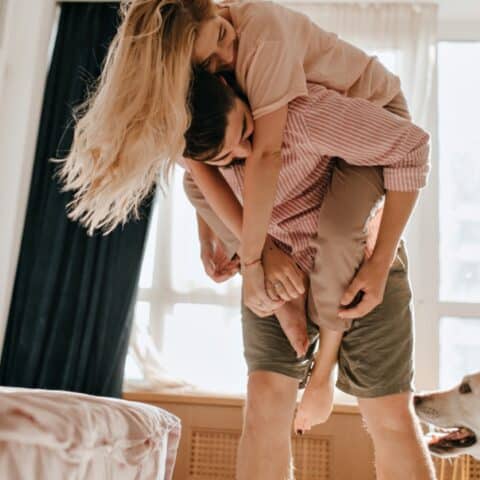 Mi perro se pone inquieto cuando abrazo a mi pareja