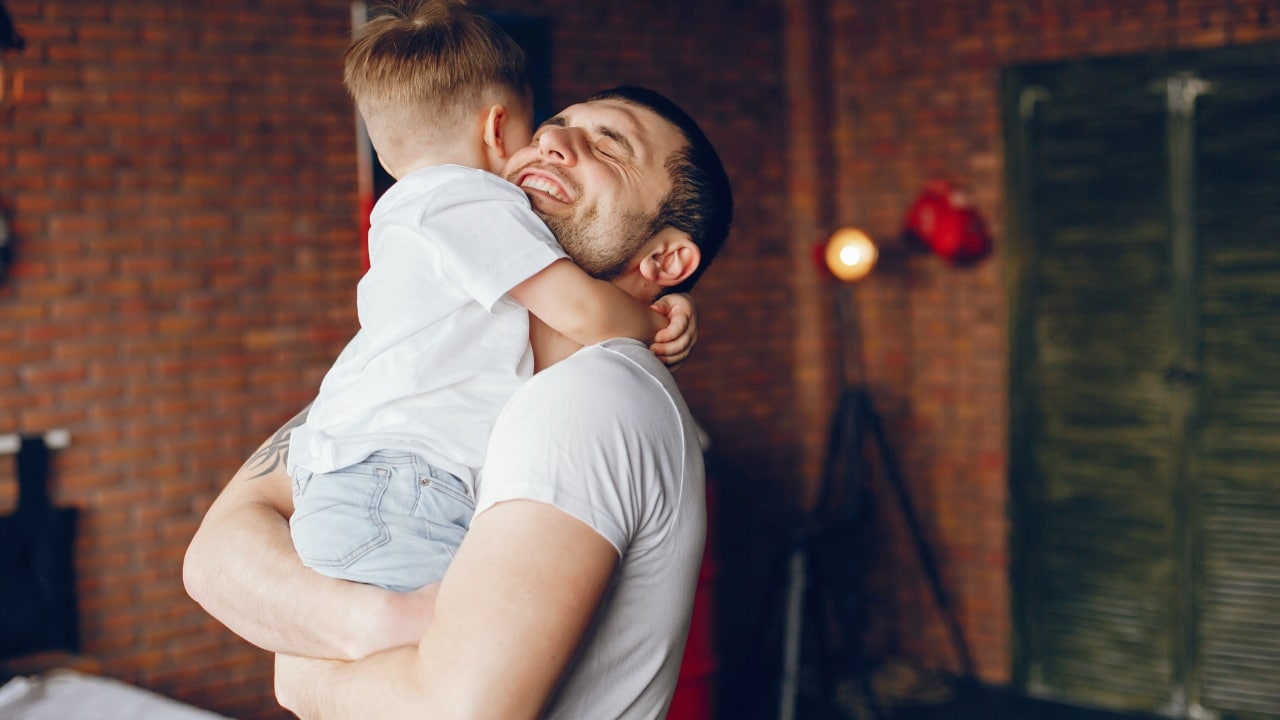 Niño ruega a su papá verlo en Navidad