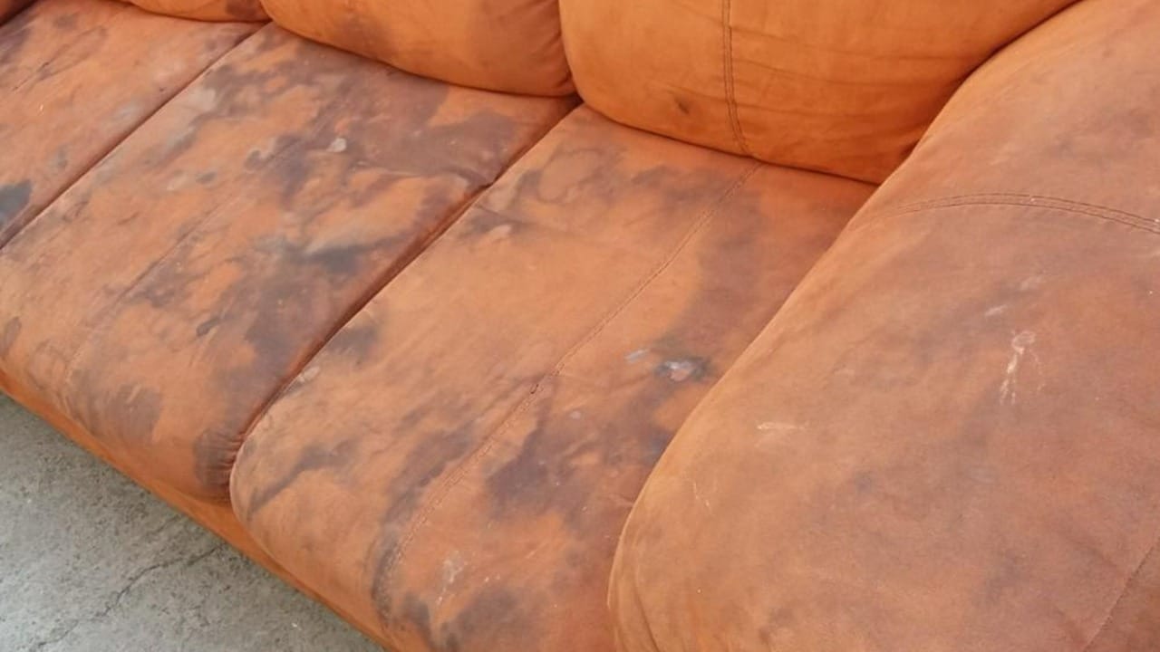 sillones manchados y sucios