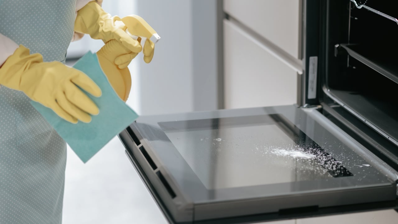 Truco para limpiar el cristal del horno