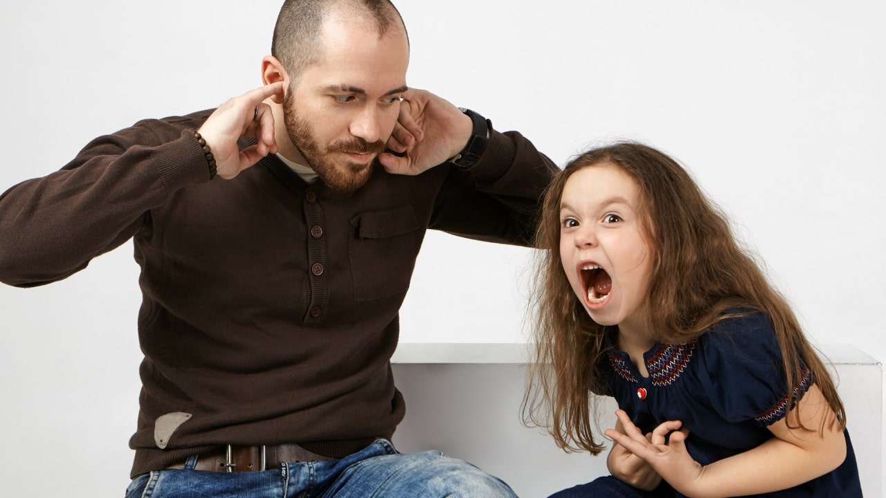 Corren a mamá con sus 5 hijos de restaurante por mal portados