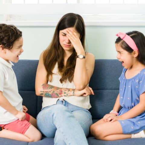 Corren a mamá con sus 5 hijos de restaurante por mal portados