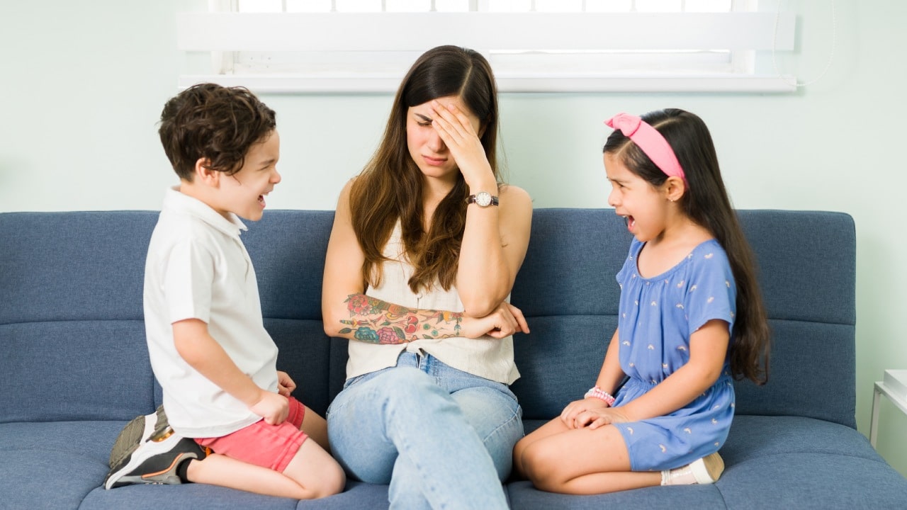 Corren a mamá con sus 5 hijos de restaurante por mal portados