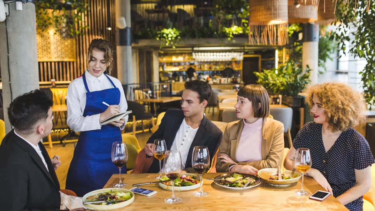 Lo que nunca debes hacer en un restaurante de lujo