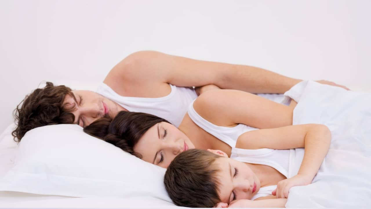 dormir con los padres