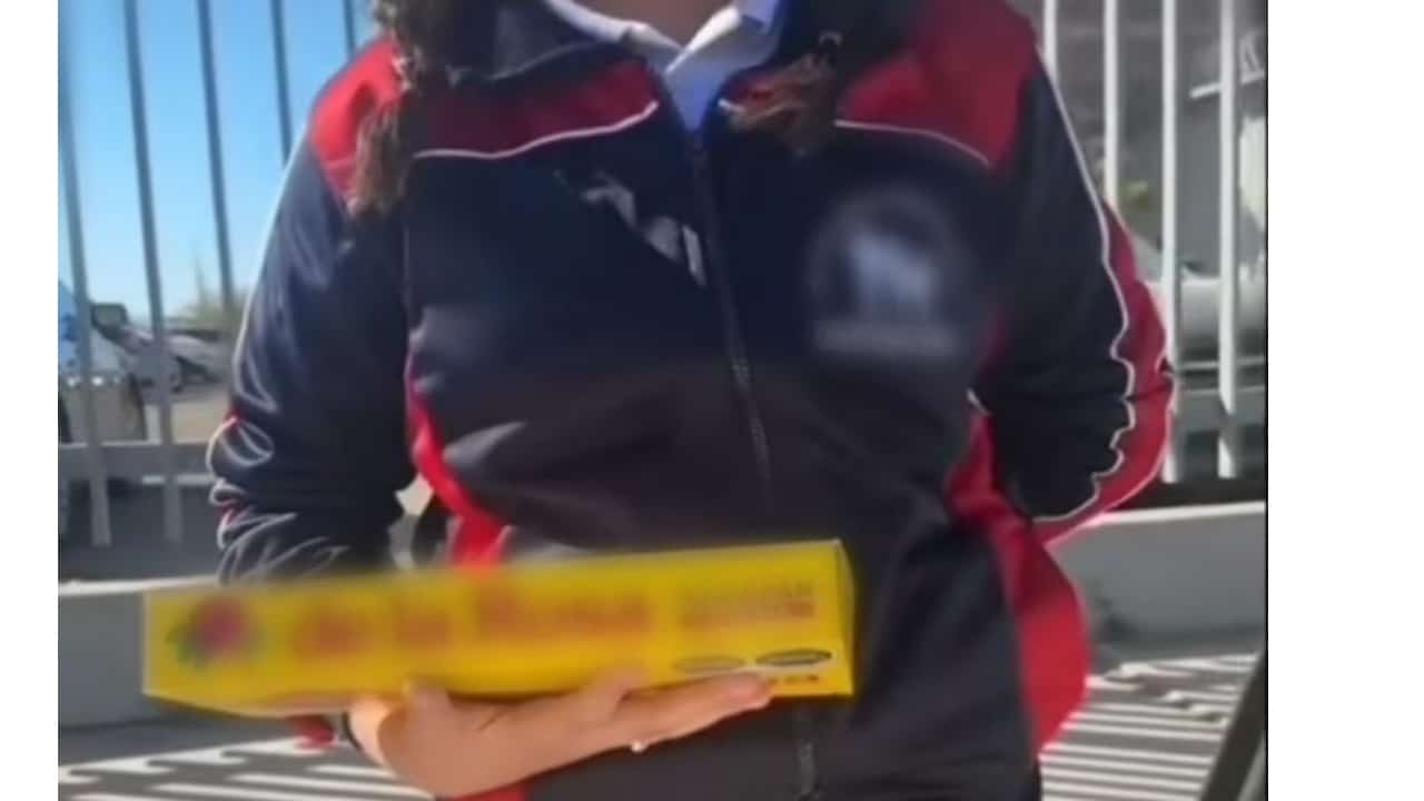 Pone a su hija a vender mazapanes porque no le gusta ir a la escuela