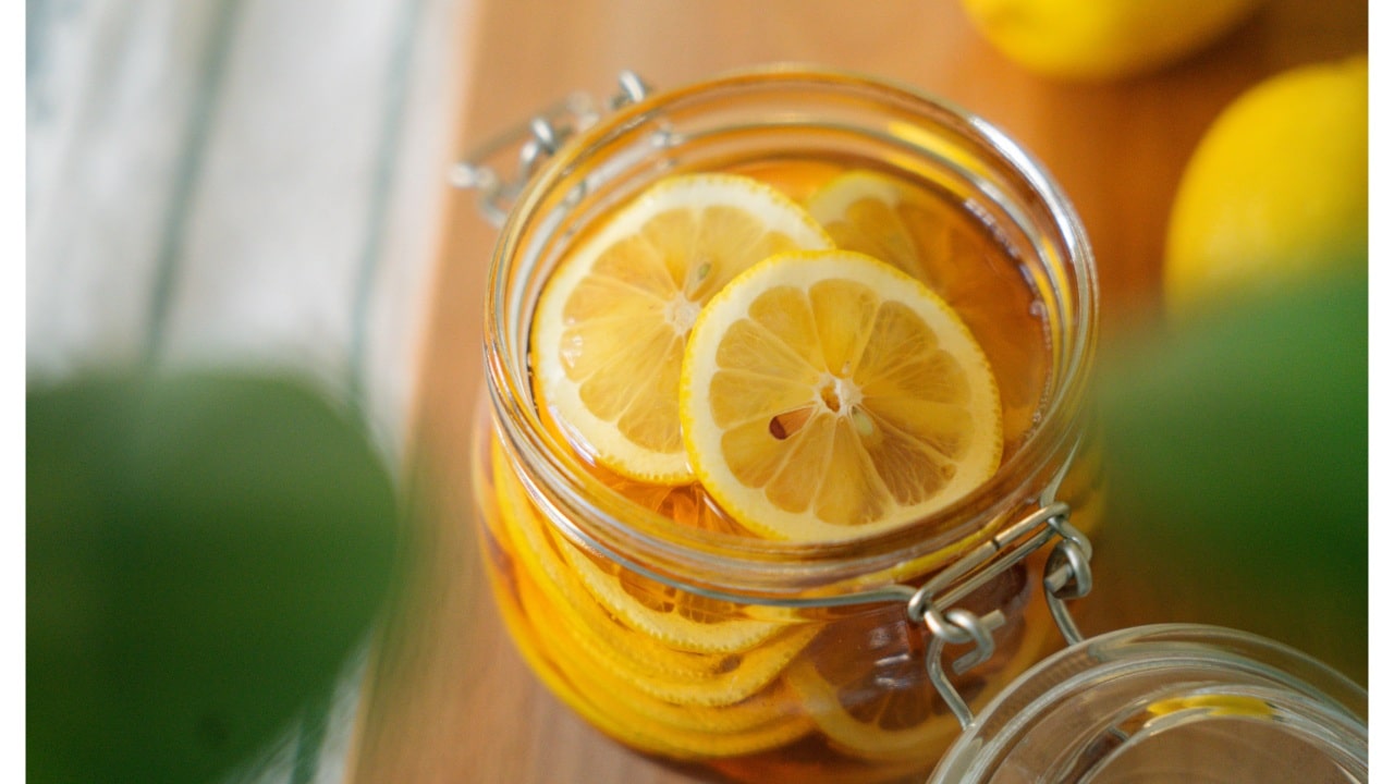 Limpiador casero con aroma a pino y limón