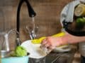 mezclas limón con jabón para trastes
