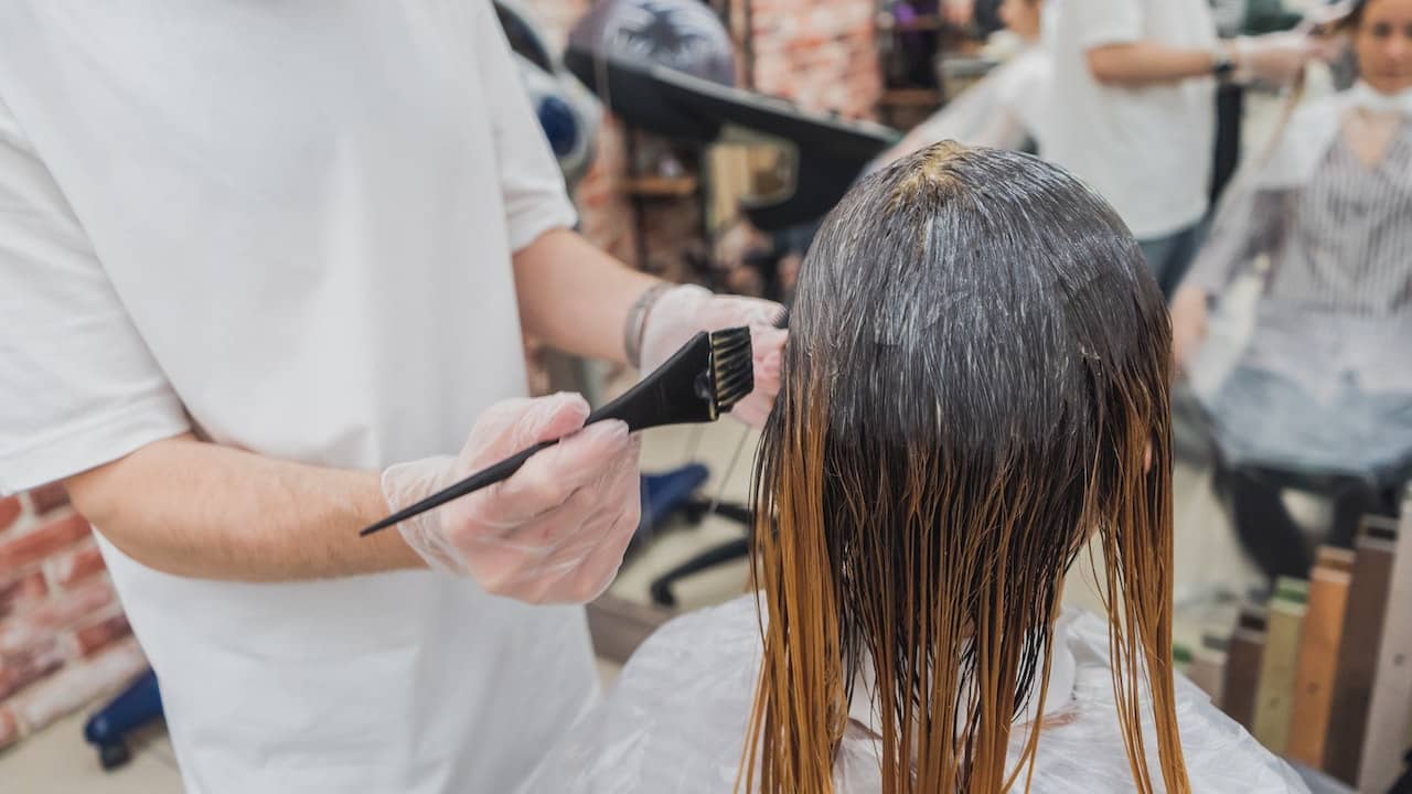 si te pintas el cabello para cubrir las canas