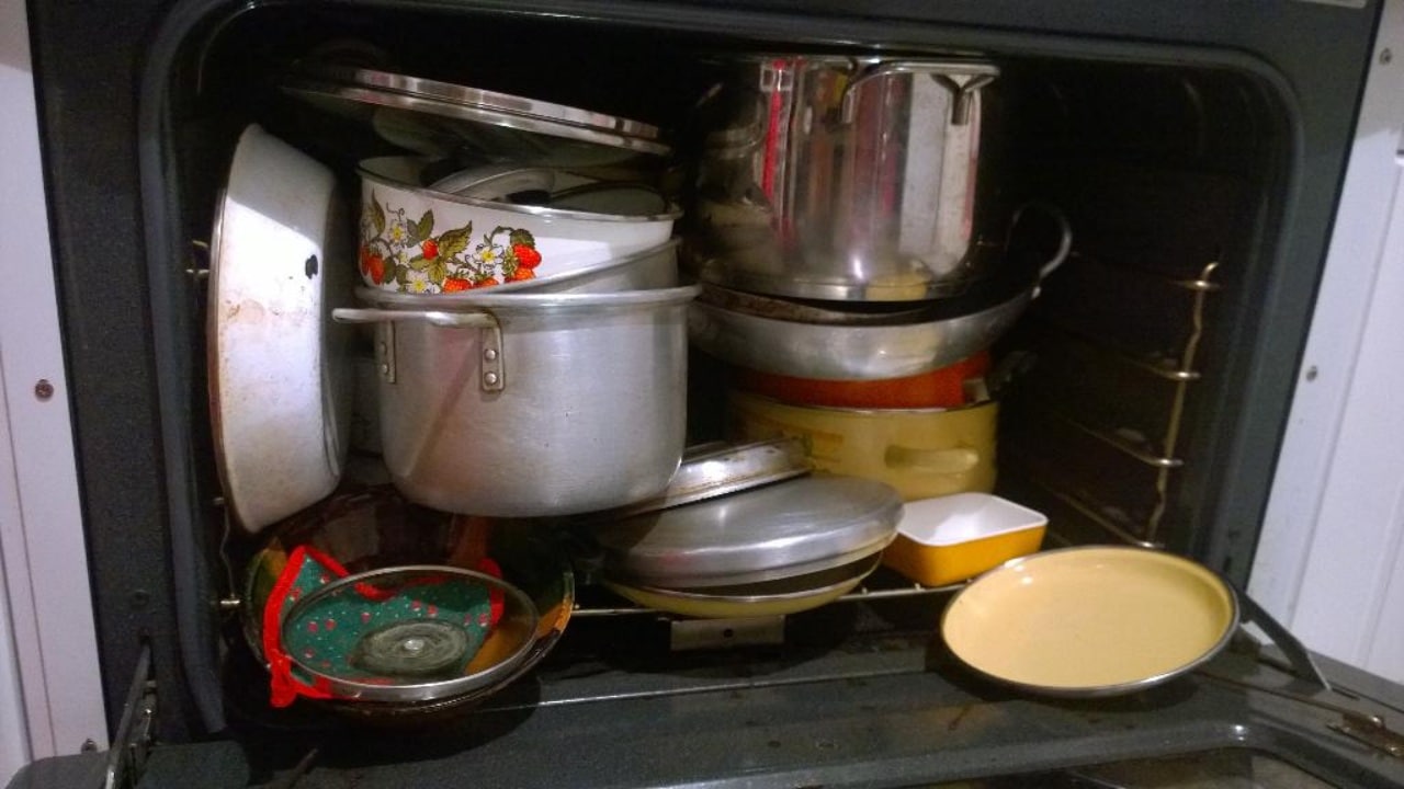 Guardar sartenes o bolsas de plástico en el horno es peligroso