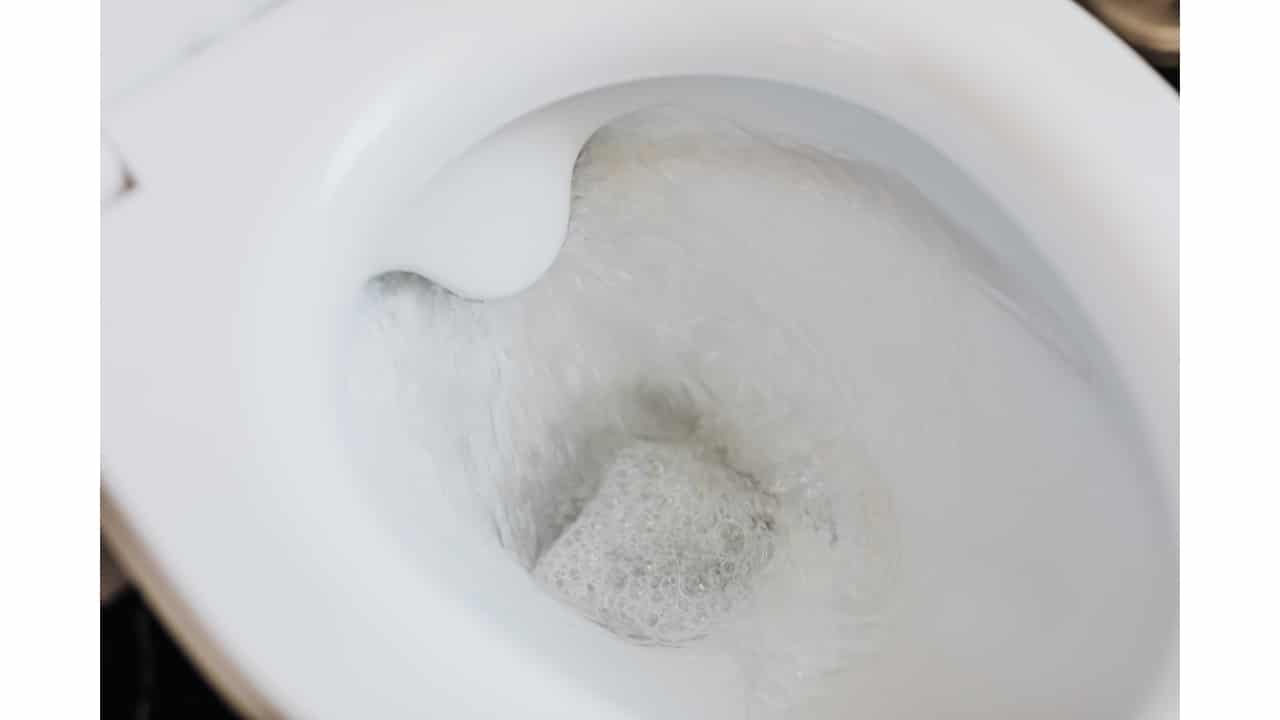 Verter sal en el inodoro