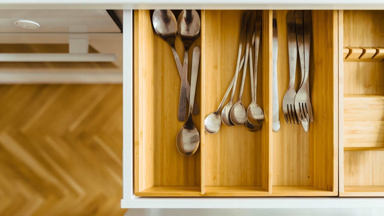 Lavar los cubiertos con bicarbonato