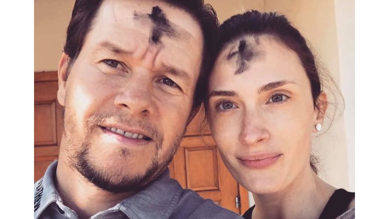 Mark Wahlberg llega a entrevista con cruz de ceniza