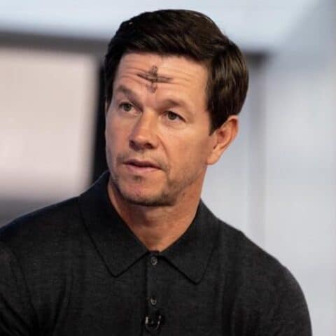 Mark Wahlberg llega a entrevista con cruz de ceniza