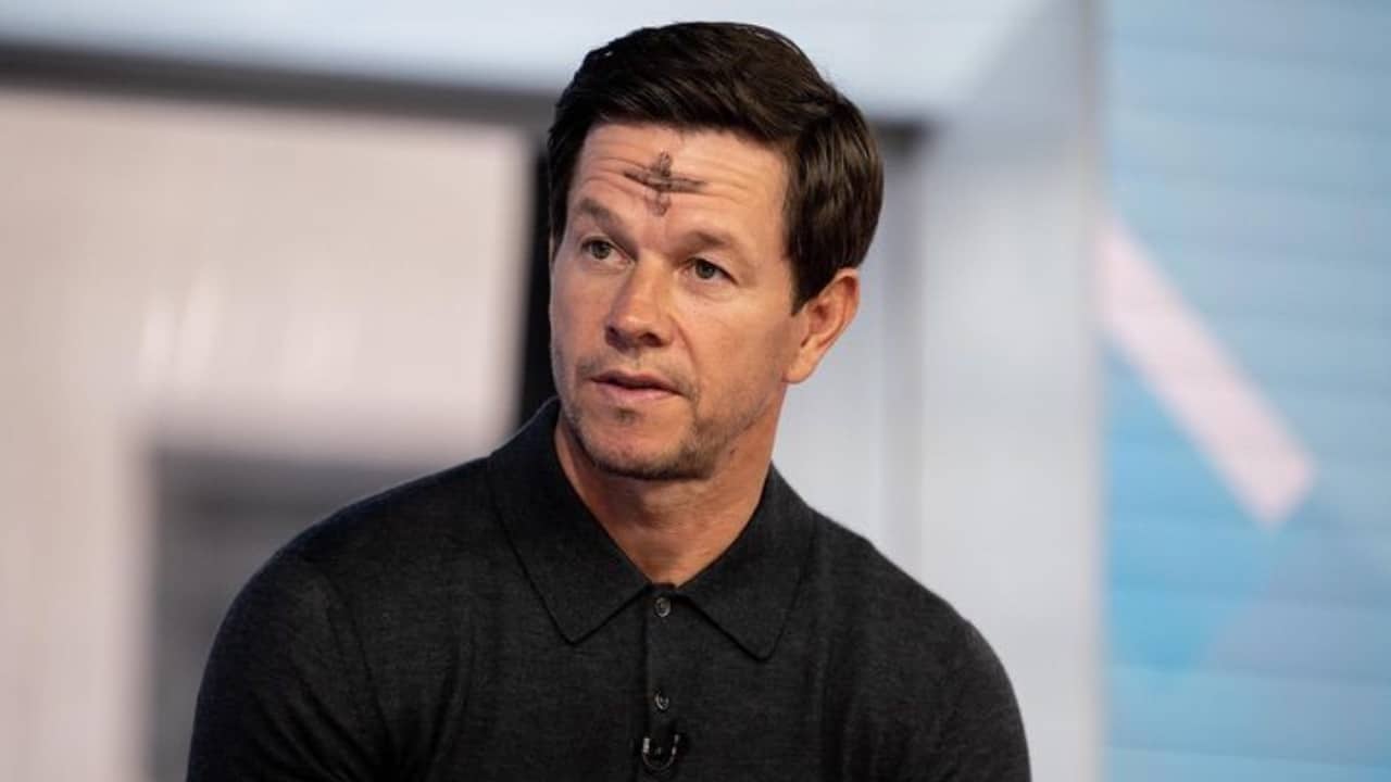Mark Wahlberg llega a entrevista con cruz de ceniza