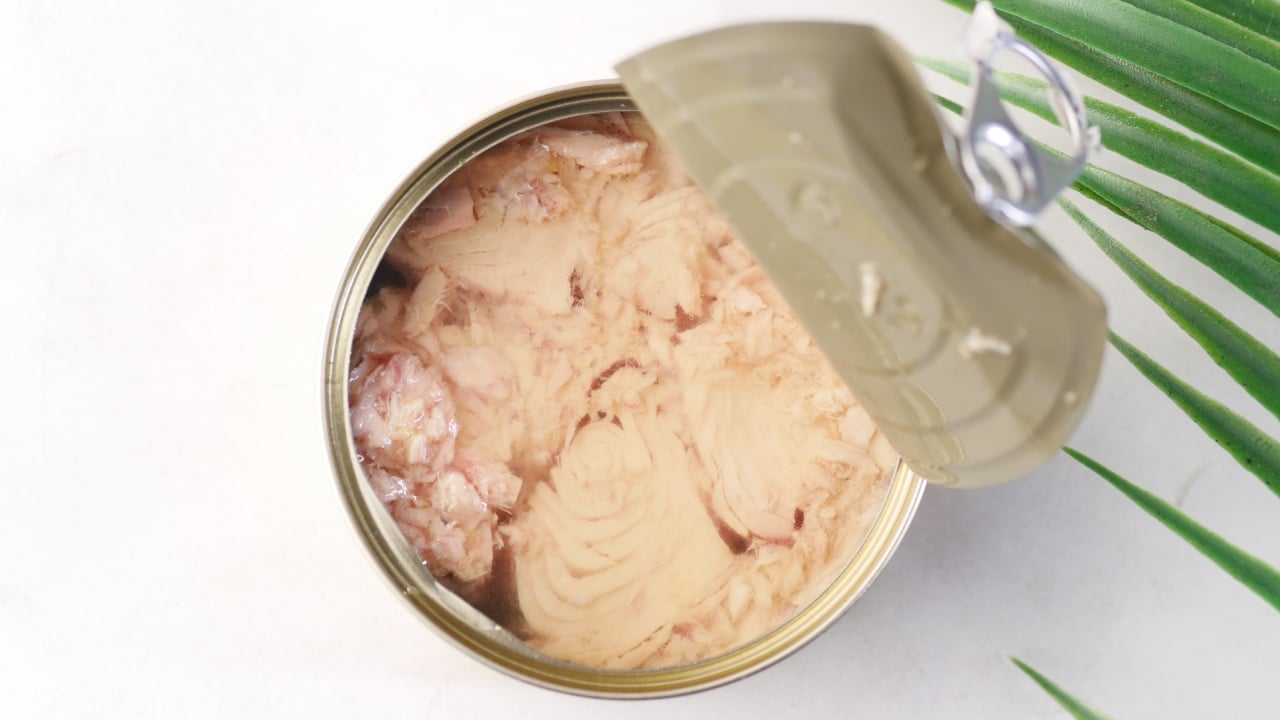 Nunca debes guardar las latas de atún abiertas