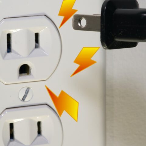 Por qué salen chispas al contacto de luz cuando conectas algo