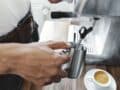 lavar una cafetera sin usar jabón