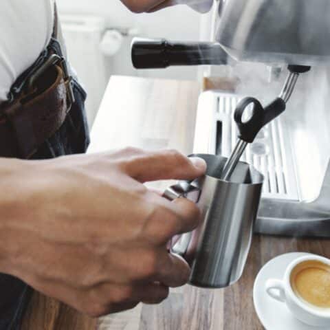 lavar una cafetera sin usar jabón