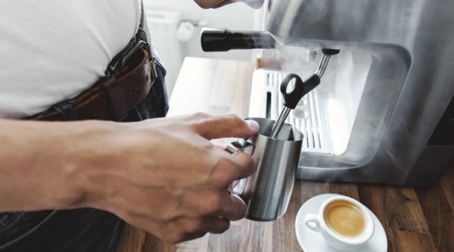 lavar una cafetera sin usar jabón