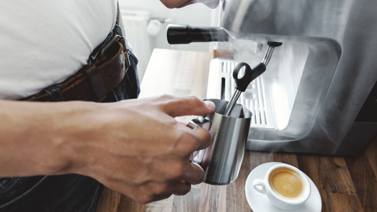 lavar una cafetera sin usar jabón