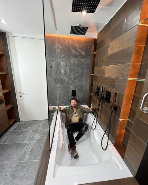 baño de Luisito Comunica